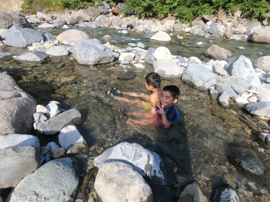 秘境で楽しむ無料の河原温泉 清流川遊び 長野県の秋山郷最奥の集落 切明に行ってきたよ 山ボーイ 山キッズときどき山ガール